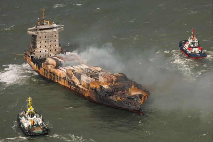 36 Besatzungsmitglieder beider Schiffe wurden sicher an Land gebracht. (Dan Kitwood/Pool Photo via AP) Britain Ships Collide