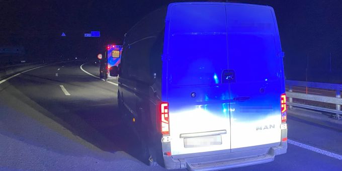 Lieferwagenfahrer prallt auf A2 bei Silenen UR in Leitplanke. Lieferwagen Unfall