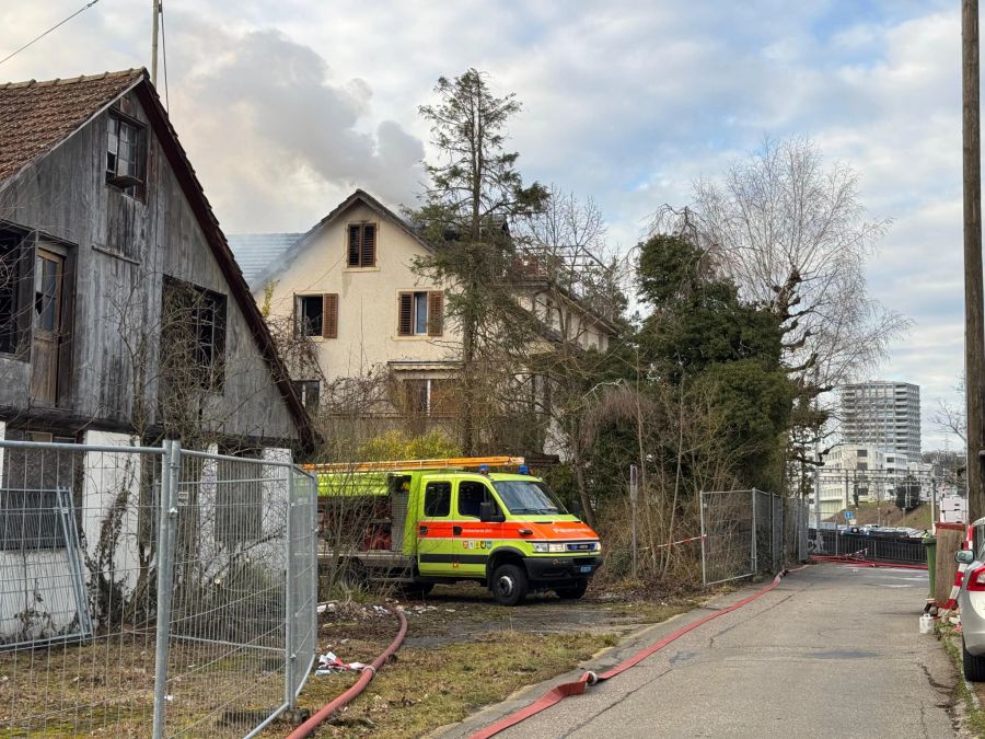 Die Bevölkerung wurde nach dem Brand angewiesen, Fenster und Türen geschlossen zu halten.