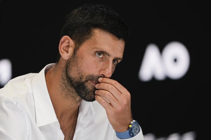 Novak Djokovic spricht an einer Pressekonferenz vor den Australian Open. Novak Djokovic