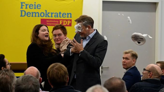Christiane Kiesow, eine Lokalpolitikerin der Linken, warf Christian Lindner eine Rasierschaumtorte ins Gesicht. lindner