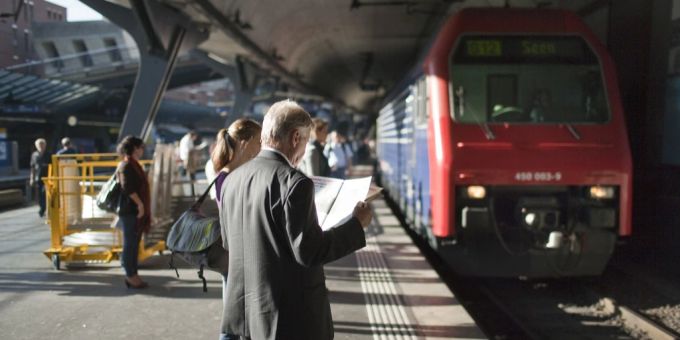 Pendler warten auf die S12. (Archivbild) ZVV Finanzierung Linien Minus