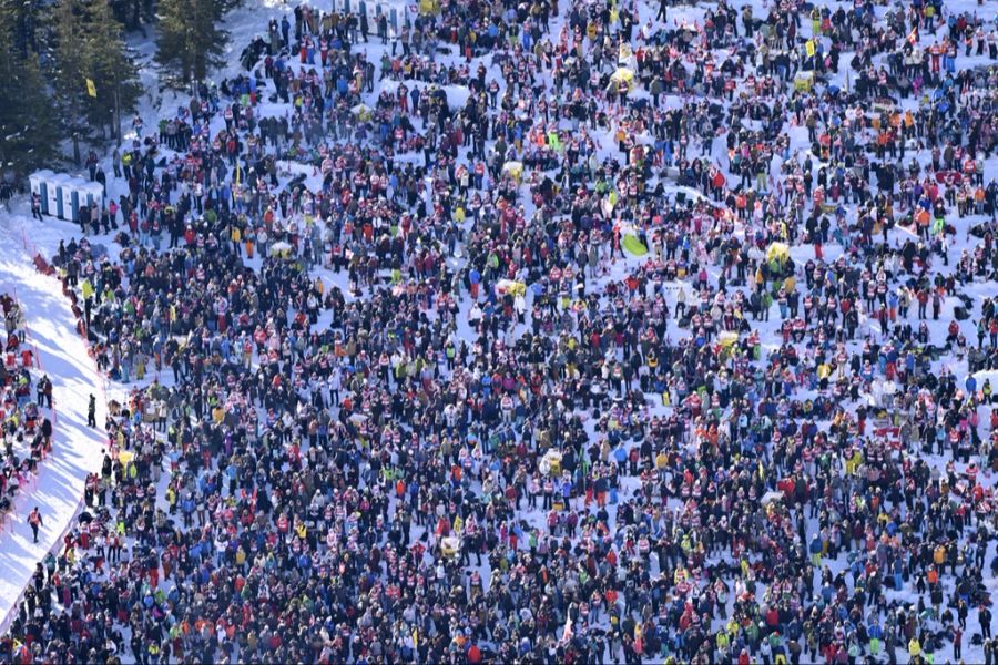 Die meisten, die ein Heli-Taxi während der Lauberhorn-Rennen buchen, sind Privatpersonen aus der Schweiz. Hier ein Bild von Ski-Fans am Lauberhorn-Rennen. (Archivbild)