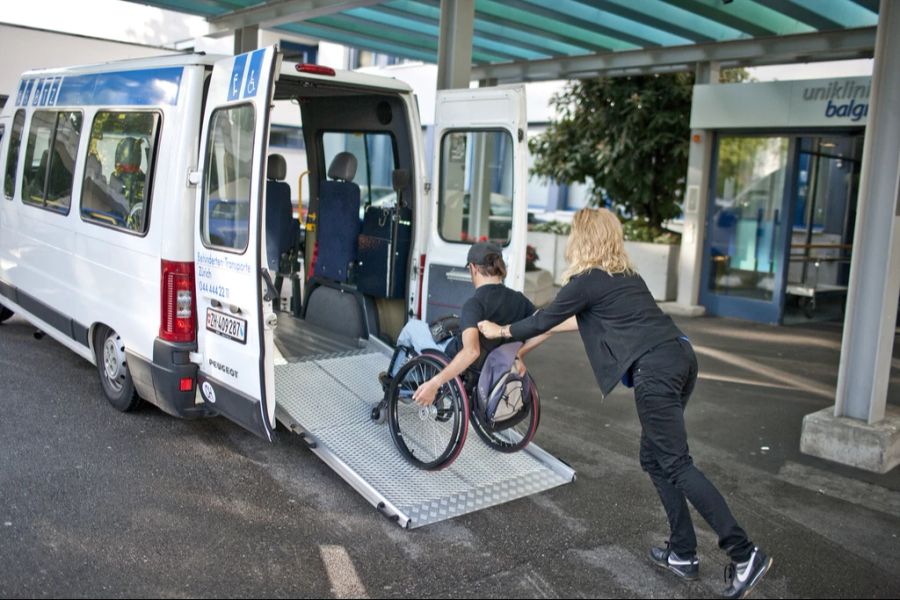 Im Behindertentransport ist häufig körperliche Nähe notwendig, etwa beim Einsteigen.