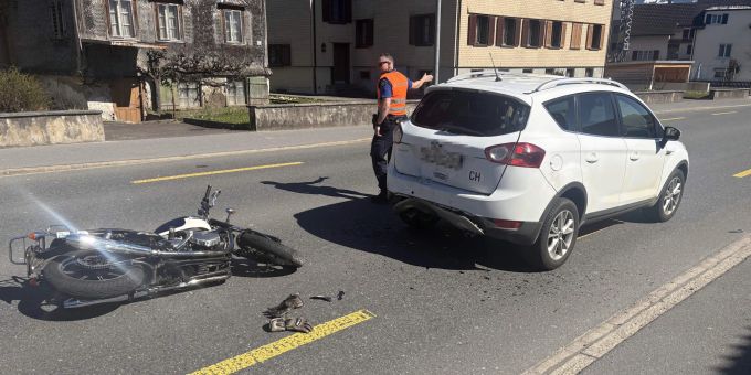 Auffahrkollision zwischen Auto und Motorrad in Uznach. Kollision in Uznach