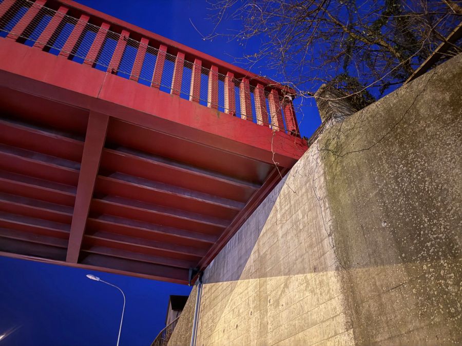 Auch die Brücke wurde beschädigt.