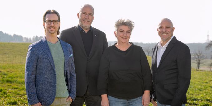 Gruppenfoto der Nominierten der SVP für den Grossen Gemeinderat Lyss-Busswil. Gruppenfoto Frau Männer Landschaft