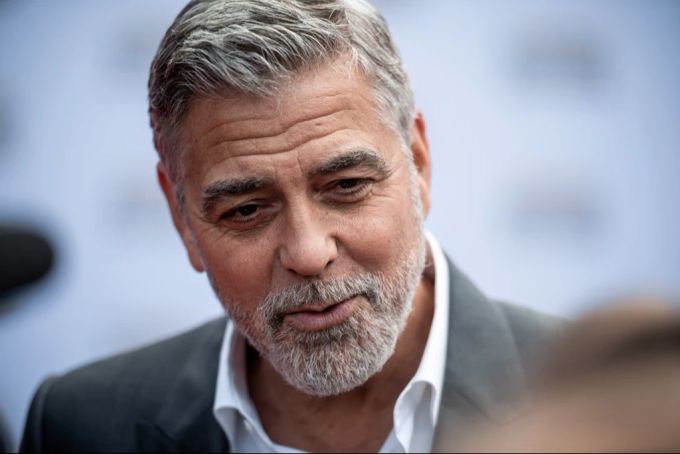 Grauer Haare und grauer Bart: So kennt man George Clooney. George Clooney