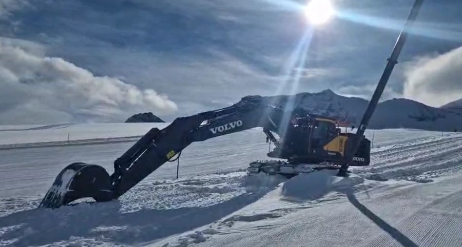 Ein Bagger steht links neben dem Panoramalift auf dem Feegletscher.