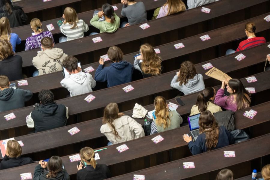 Eine Umfrage des Beratungsunternehmens Ernst & Young zeigt: Der Anteil der Studierenden, die Deutschland verlassen wollen, hat in nur zwei Jahren von 25 auf 41 Prozent zugenommen. Hier Studierende in  München. (Archivbild)