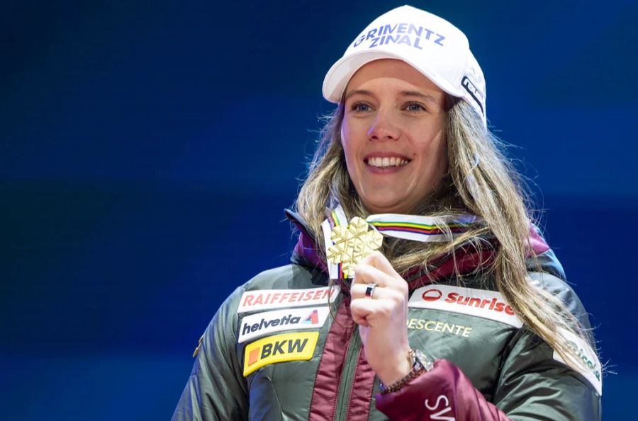 Slalom-Weltmeisterin Camille Rast kämpft ebenfalls um eine kleine Kugel.