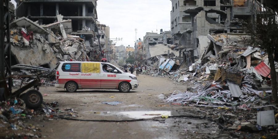 Krankenwagen in der Trümmerwüste von Beit Lahia im Norden des Gazastreifens. (Archivbild)