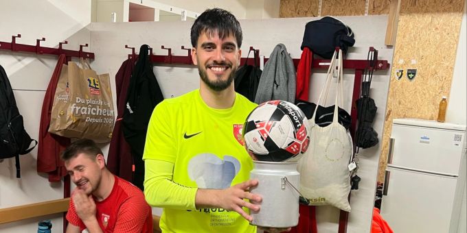 Die Mannschaft vom FC Uznach feiert die drei Punkte. Fussballspieler feiern Sieg.