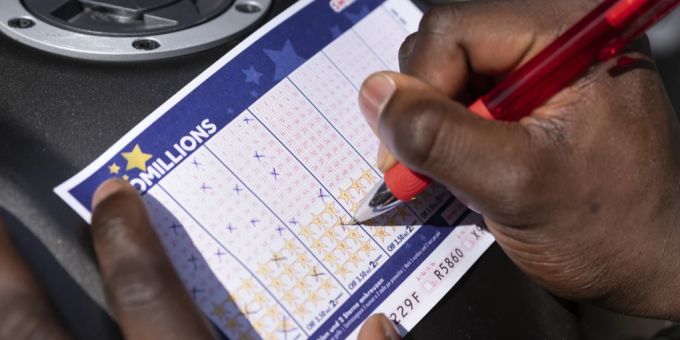 Der Euromillions Jackpot hat einen Menschen aus Österreich um rund 240 Millionen Franken reicher gemacht. (Symbolbild) Euromillions Jackpot Spielschein Hand