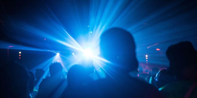 Die Türsteherinnen und Türsteher gehen regelmässig durch den Club, gucken wie die Stimmung ist und verändern ihre Entscheidungskriterien dann auch entsprechend, sagen die Forscher. (Symbolbild) Die Türsteherinnen und Türsteher gehen regelmässig durch den Club, gucken wie die Stimmung ist und verändern ihre Entscheidungskriterien dann auch entsprechend, sagen die Forscher. (Symbolbild)
