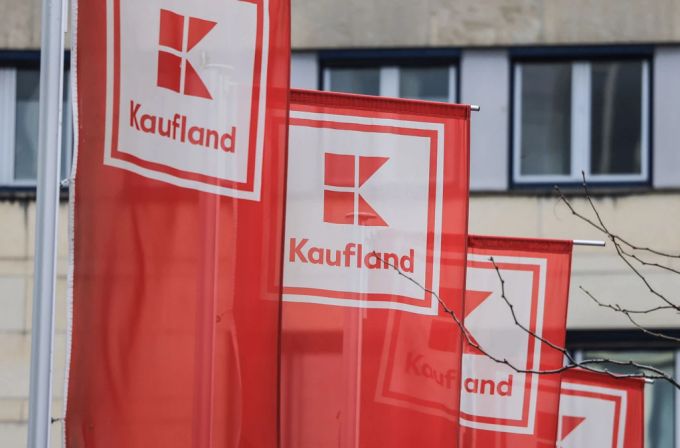 Die Expansion bietet Kaufland die Chance, sich als europäische Alternative zu Amazon und Temu zu positionieren. (Symbolbild) kaufland fahnen archivbild