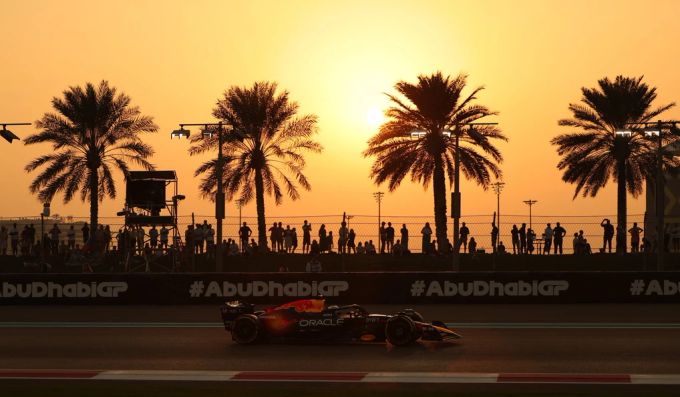 Auch in Abu Dhabi fluchte Max Verstappen – doch dieses Mal wegen der Rennkommissare. Max Verstappen