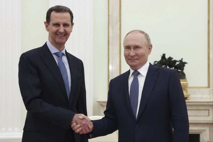 Wladimir Putin hat im Februar 2022 die Ukraine angegriffen. Seit Jahren hat er zudem Assads Diktatur in Syrien unterstützt. Erst am Wochenende aber wurde der syrische Diktator von Rebellen i Syrien Assad Putin