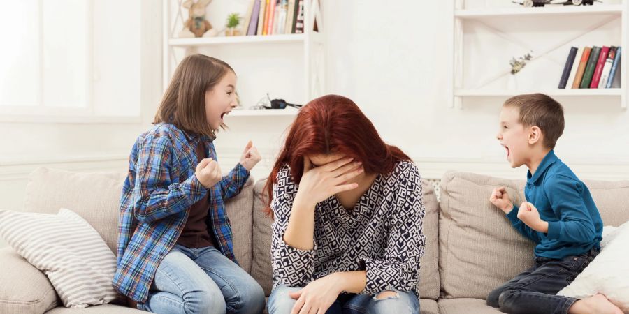 gestresste mutter mit zwei kindern