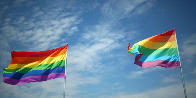 Muhsin Hendricks leitete eine Moschee in Kapstadt, die Muslimen, die der LGBTQ-Gemeinschaft angehören, einen Gebetsort ohne Angst vor Diskriminierung bot. Muhsin Hendricks leitete eine Moschee in Kapstadt, die Muslimen, die der LGBTQ-Gemeinschaft angehören, einen Gebetsort ohne Angst vor Diskriminierung bot.