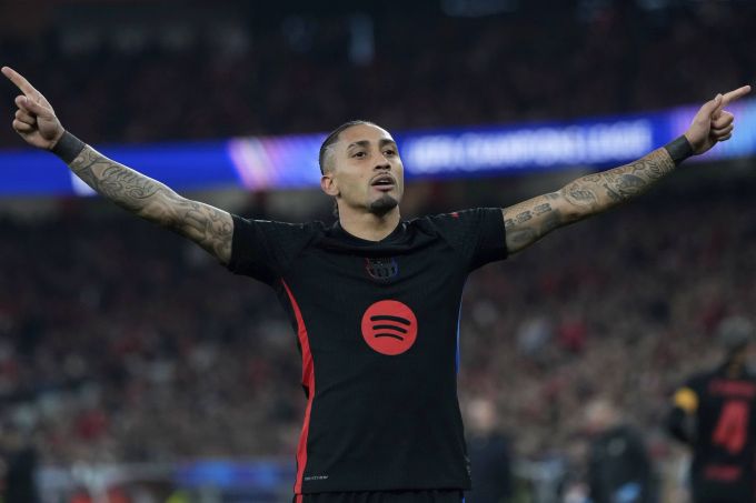 Raphinha feiert sein Tor zum 1:0 für den FC Barcelona gegen Benfica in der Champions League. Champions League FC Barcelona
