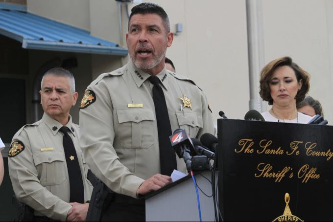 Sheriff Adan Mendoza informierte an einer Pressekonferenz über die Todesursachen des Ehepaares. Gene Hackman