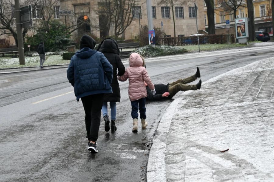 Insbesondere im Mittelland sorgen die noch immer kalten Temperaturen zu vereisendem Regen. (Symbolbild)