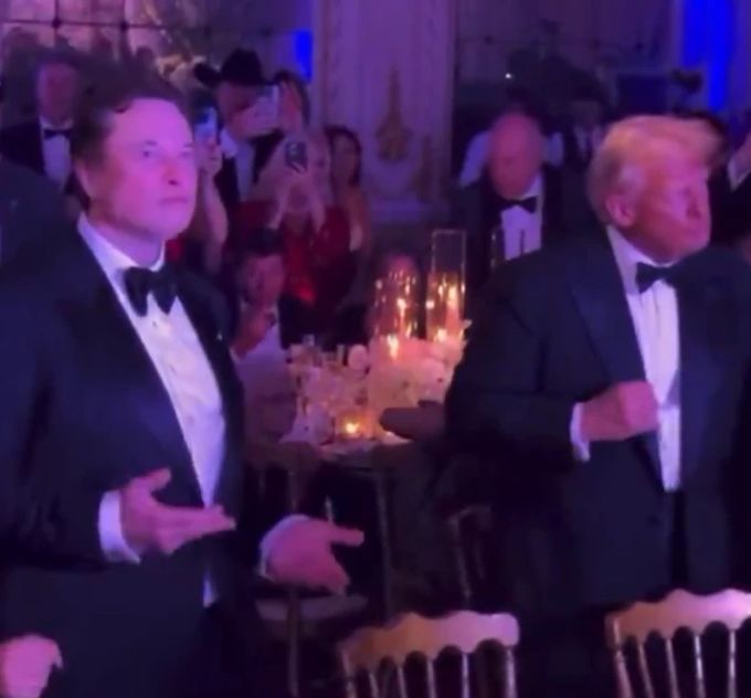 Elon Musk tanzt bei Trumps Silvester-Party in Mar-a-Lago. Elon Musk Donald Trump