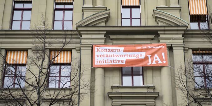 Ein oranges Banner der Konzernverantwortungsinitiative hängt an der Wand des «Progr» in Bern, am 7. November 2020. oranges Banner der Konzernverantwortungsinitiative