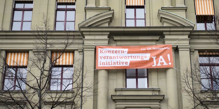 oranges Banner der Konzernverantwortungsinitiative