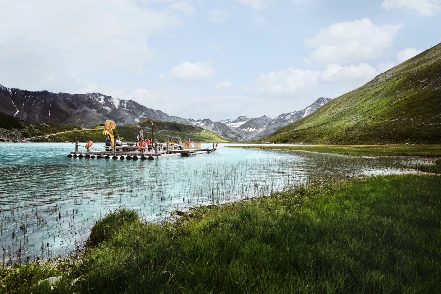 Auf der Flossfahrt am Rifflsee vor dem Pitztaler Gletscher können Sie die Seele baumeln lassen.