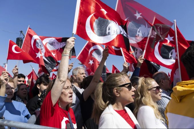 Auch Staatsgründer Atatürk prägt die Proteste in der Türkei. Proteste in der Türkei