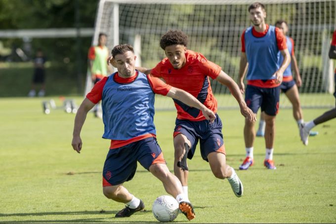 Marvin Akahomen (r.) läuft per sofort wieder für den FC Basel auf. FC Basel