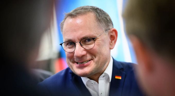 Der AfD-Vorsitzende Chrupalla wird ebenfalls bei der Amtseinführung von Donald Trump als US-Präsident erwartet. Chrupalla afd US Präsident