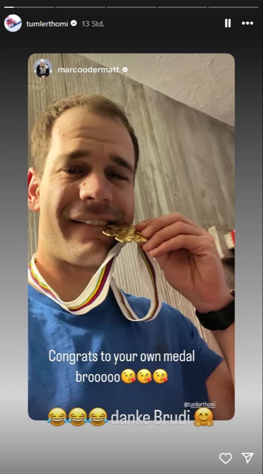 «Danke, Brudi», antwortet Tumler auf das Foto, welches ihn mit Odis Gold-Medaille von der WM 2023 zeigt.