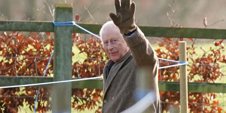 Der britische König Charles III. winkte, als er das Gelände der St.-Mary-Magdalene-Kirche in Sadringham verliess.