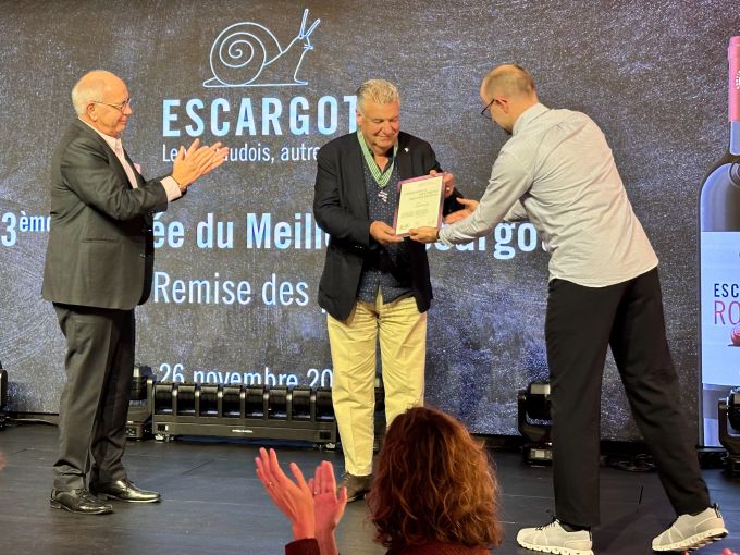 Josef Zisyadis wurde als neuer «Commandeur» ausgewählt. Männer Bühne Preisübergabe Podium