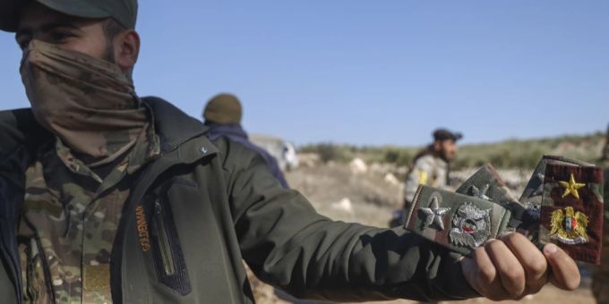 Ein syrischer Oppositionskämpfer zeigt in Anjara, am westlichen Stadtrand von Aleppo, Abzeichen, die die Dienstgrade syrischer Armeeoffiziere anzeigen. Syrien Assad Regime