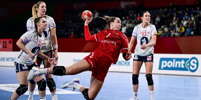 Tabea Schmid war beste Werferin der Schweizerinnen gegen Norwegen. Schweiz Norwegen Handball-EM