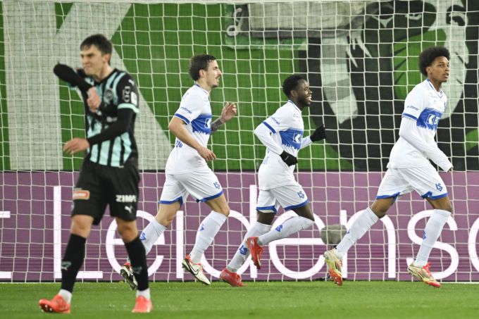 Die Spieler von Lausanne Sport feiern ein Tor gegen den FC St.Gallen. FC St.Gallen Lausanne Sport