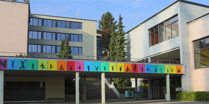 Das Schulhaus Roggern in Kriens LU. Schulhaus Roggern Kriens Hakenkreuz