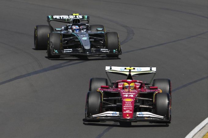 Lewis Hamilton (Ferrari) vor Kimi Antonelli (Mercedes) beim Training zum Australien-GP der Formel 1. Lewis Hamilton kimi Antonelli