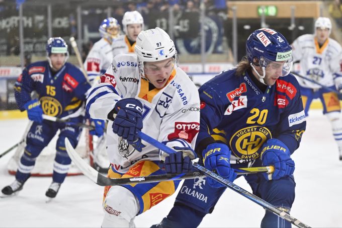 Michael Fora vom HC Davos im Duell mit Zugs Ludvig Johnson. HC Davos EV zug