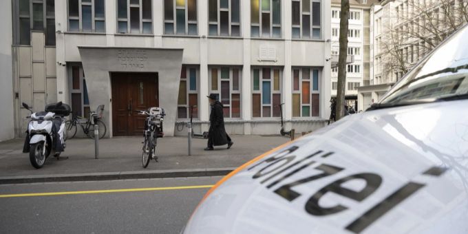 Ein Besucher einer Synagoge wurde in Zürich von einem 15-Jährigen angegriffen. (Archivbild) Jude Messerangriff Zürich 15-Jähriger