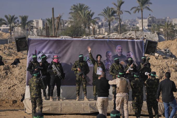 Der Israeli Ofer Kalderon, der seit dem 7. Oktober 2023 von der Hamas in Gaza als Geisel festgehalten wird, winkt, bevor er von Hamas-Kämpfern in Chan Junis im südlichen Gazastreifen dem Roten Kreuz übergeben wird, Samstag, 1. Februar 2025. Geiseln Hamas Israel