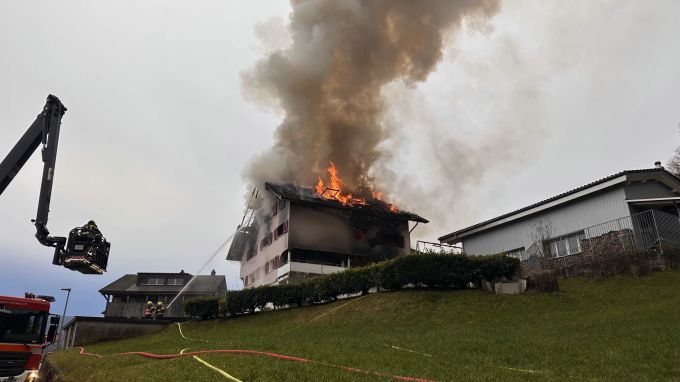 Die Feuerwehr war schnell zur Stelle. Brunnen Brand