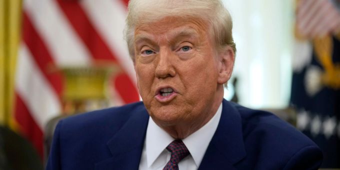 Nach drei Jahren Ukraine-Krieg holt US-Präsident Donald Trump Russland aus der Isolation und übt Druck auf die Ukraine aus. (Archivbild) Donald Trump