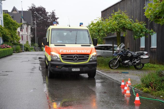 In Stäfa steht die Feuerwehr wegen des anhaltenden Regens im Einsatz. Stäfa