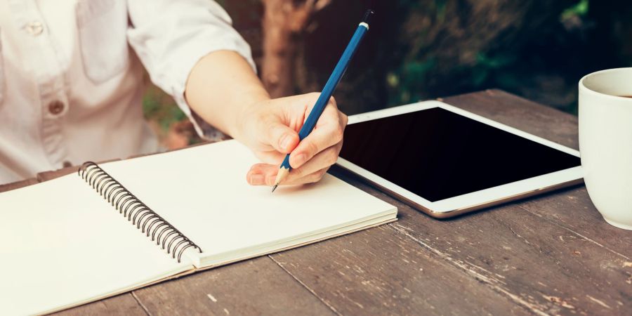 Frau mit Tablet und notizbuch