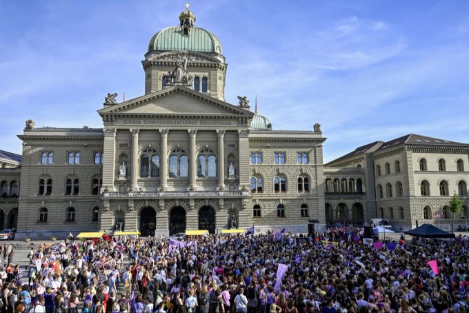 Zahlreiche Frauen haben sich auf dem Bundesplatz in Bern zum Feministischen Streik versammelt. Feministischer Streiktag